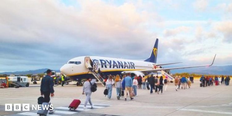 Ryanair permite a los padres sentarse con sus hijos gratis en un cambio de política