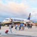 Ryanair permite a los padres sentarse con sus hijos gratis en un cambio de política