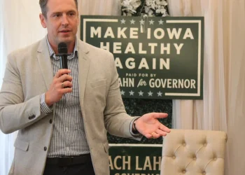 Se proyecta que Zach Lahn ganará las primarias republicanas para gobernador de Iowa, lo que alterará la elección de Trump en un estado que los demócratas esperan cambiar