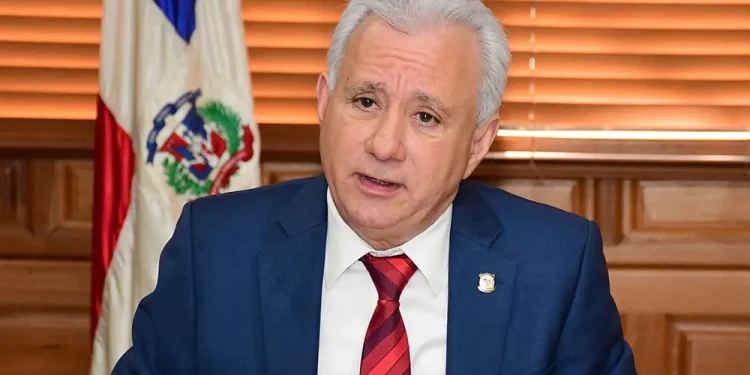 Senador Antonio Taveras propone eliminar prisión por difamación y derogar ultraje a funcionarios
