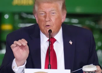 Trump abandona una entrevista con NBC mientras lo presionan sobre acusaciones de fraude electoral