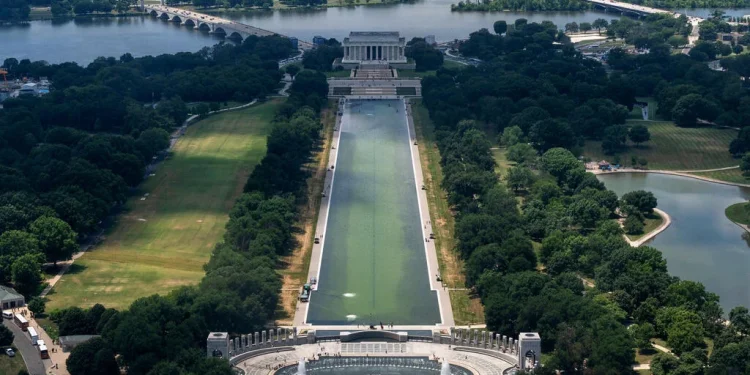 Trump dice que varias personas han sido arrestadas por supuestamente destrozar el Reflecting Pool