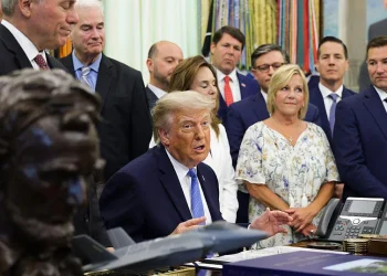 Trump firma un proyecto de ley de inmigración de 70 mil millones de dólares, poniendo fin a una larga lucha por la financiación de ICE