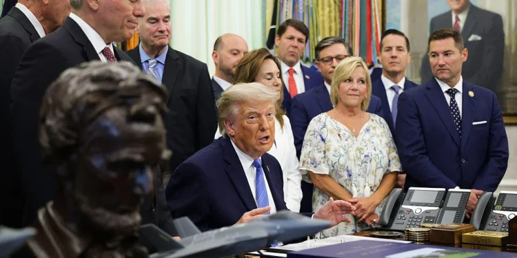 Trump firma un proyecto de ley de inmigración de 70 mil millones de dólares, poniendo fin a una larga lucha por la financiación de ICE