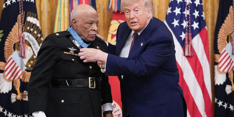 Trump otorga Medalla de Honor a tres veteranos de las guerras de Vietnam y Afganistán Trump otorga Medalla de Honor a tres veteranos de las guerras de Vietnam y Afganistán