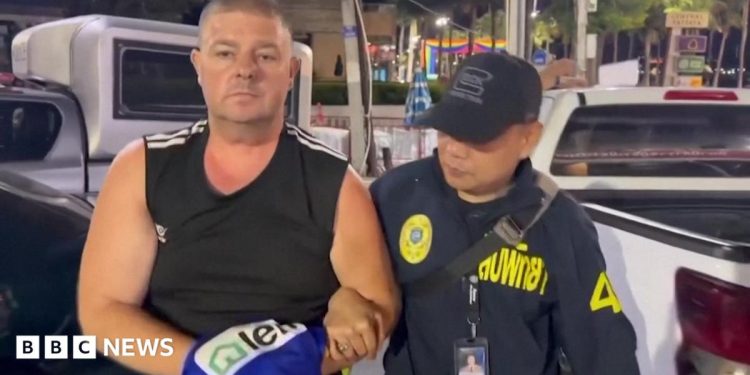 Un australiano acusado de asesinato después de que una niña fuera encontrada muerta en una maleta en Tailandia Un australiano acusado de asesinato después de que una niña fuera encontrada muerta en una maleta en Tailandia