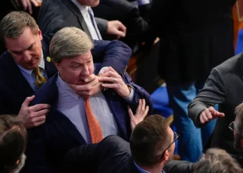 Un nuevo libro del asistente de McCarthy detalla el momento en que el representante Mike Rogers pareció arremeter contra Matt Gaetz en la Cámara de Representantes