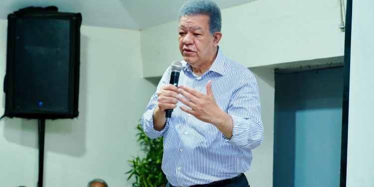 Video- Leonel exige al Gobierno bajar la gasolina porque el petróleo volvió a US$70 el barril