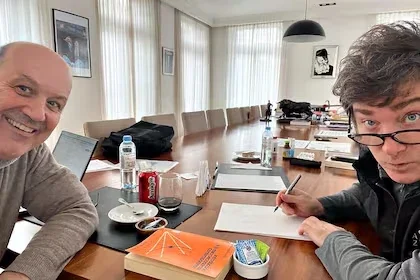 El Gobierno modificó los recibos de sueldo para exponer los costos que recaen sobre los salarios Federico Sturzenegger junto al presidente Javier Milei.