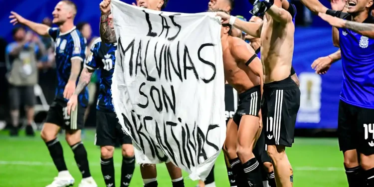 A llorar a la llorería: el Reino Unido pidió a la FIFA investigar a la Selección por la bandera de Malvinas