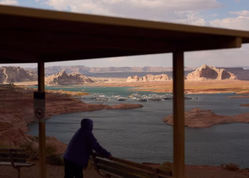 A medida que el lago Powell se reduce, los puertos deportivos tienen que adaptarse a la disminución de los niveles de agua