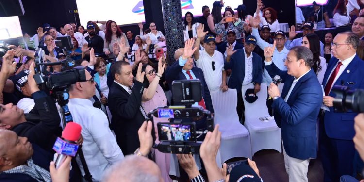 Abel Martínez se reúne con dominicanos en NY y juramenta equipo