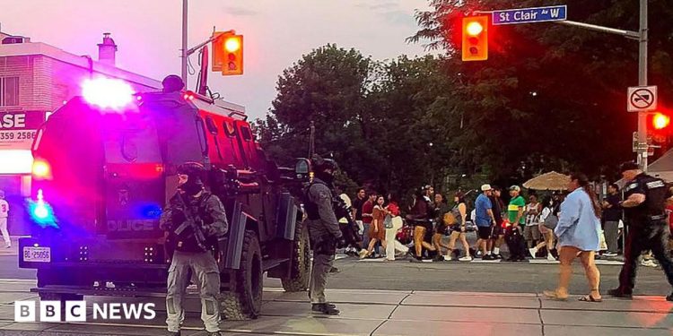 Al menos dos muertos en tiroteo en festival callejero de Toronto