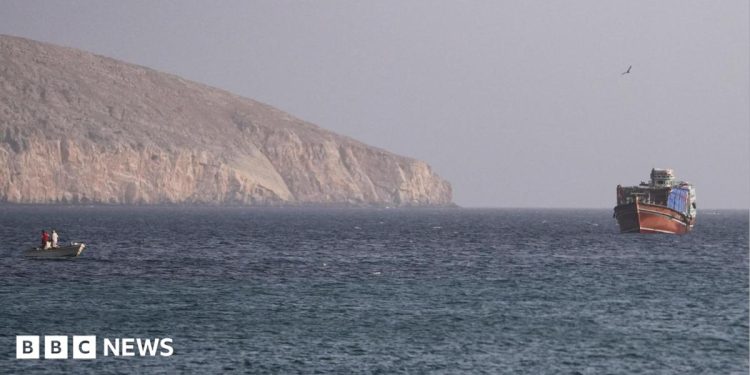 Arabia Saudita y los hutíes intercambian fuego mientras Estados Unidos dispara contra un petrolero en el estrecho de Ormuz