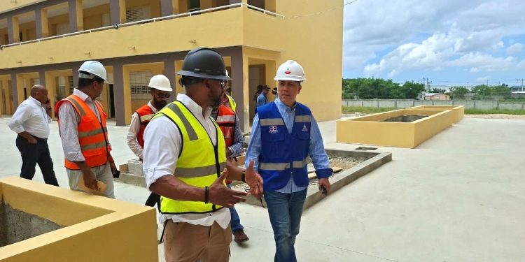 Avance rápido en la construcción de aulas en Los Alcarrizos, Distrito Nacional y Santo Domingo Oeste