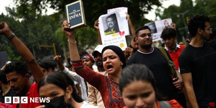 CJP's parliament march from Jantar Mantar: Thousands of 'cockroach' protesters take to Delhi streets