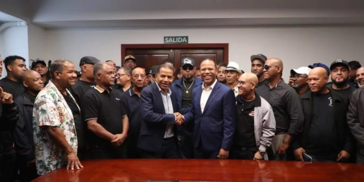 Centrales choferiles sin efecto aumento del pasaje en Santiago; INTRANT y CNTT acuerdan mesa de diálogo Centrales choferiles sin efecto aumento del pasaje en Santiago; INTRANT y CNTT acuerdan mesa de diálogo