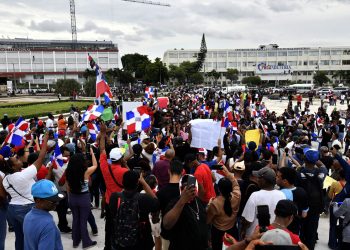 Cientos protestan en la Plaza de la Bandera contra la Ley Mordaza, el alto costo de la vida y el abuso policial