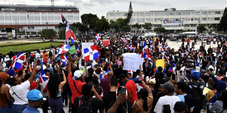 Cientos protestan en la Plaza de la Bandera contra la Ley Mordaza, el alto costo de la vida y el abuso policial