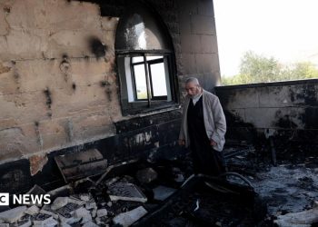 Colonos israelíes prendieron fuego a mezquitas, automóviles y tierras agrícolas en Cisjordania, dicen los palestinos
