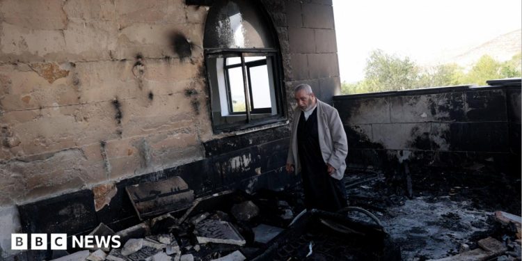 Colonos israelíes prendieron fuego a mezquitas, automóviles y tierras agrícolas en Cisjordania, dicen los palestinos