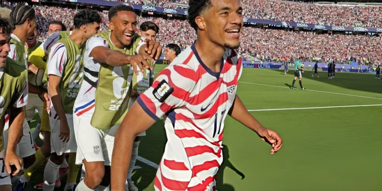 Con uno menos, Estados Unidos le ganó 2-0 a Bosnia y clasificó a octavos de final