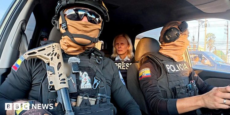 De patrulla con la policía antidrogas en Ecuador, donde ni siquiera se puede confiar en los colegas De patrulla con la policía antidrogas en Ecuador, donde ni siquiera se puede confiar en los colegas