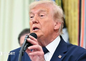 Donald Trump confirma que pidió a la FIFA que revisara la sanción de tarjeta roja a Folarin Balogun
