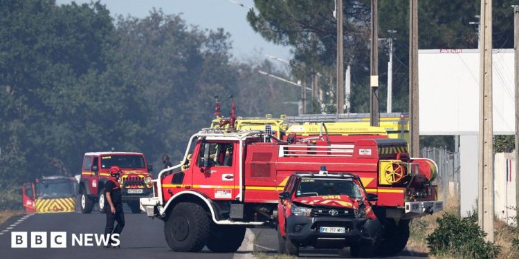 Dos bomberos franceses mueren combatiendo un incendio cerca del aeropuerto de Burdeos