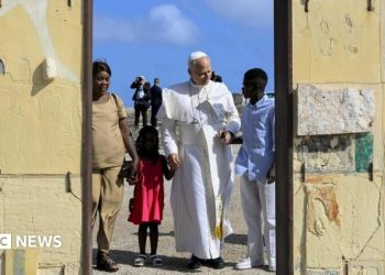El Papa insta a Europa a hacer más por los inmigrantes durante su visita a la isla puerta de entrada