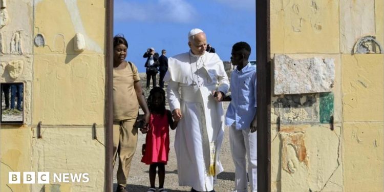 El Papa insta a Europa a hacer más por los inmigrantes durante su visita a la isla puerta de entrada