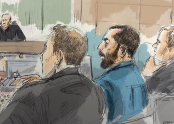 El acusado del apuñalamiento de Salman Rushdie se niega a testificar en el juicio por terrorismo