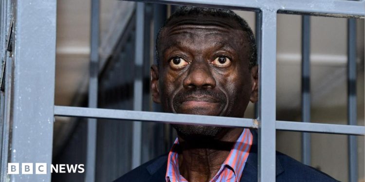 El líder de la oposición ugandesa, Kizza Besigye, en la UCI después de colapsar en el tribunal, dice su esposa