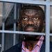El líder de la oposición ugandesa, Kizza Besigye, en la UCI después de colapsar en el tribunal, dice su esposa
