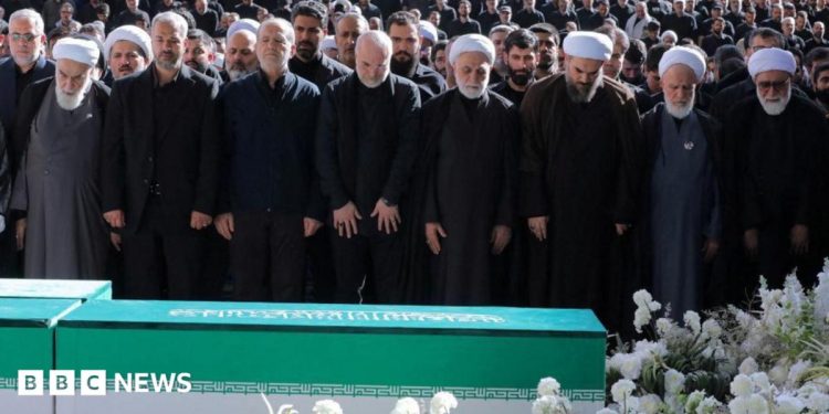 El líder supremo de Irán está ausente mientras altos funcionarios asisten al funeral del ayatolá El líder supremo de Irán está ausente mientras altos funcionarios asisten al funeral del ayatolá