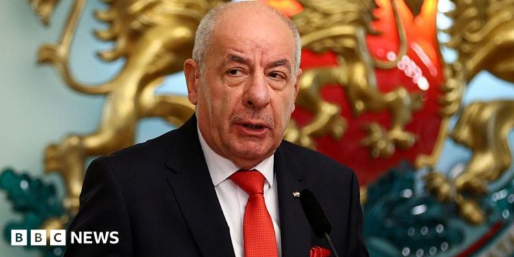 El presidente de Hungría acepta dimitir después de que el parlamento respalda su destitución
