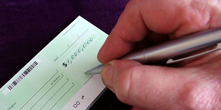 Este viernes entra en vigencia el aumento al impuesto a cheques y transferencias electrónicas en RD