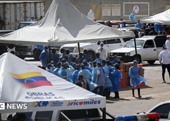 Familias angustiadas deben identificar a las víctimas del terremoto de Venezuela en una morgue improvisada