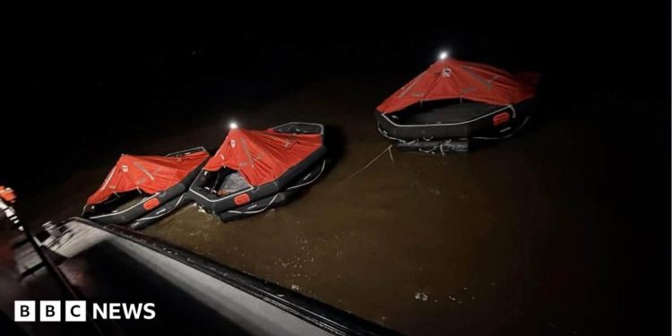 Ferry con 116 pasajeros se hunde frente a la costa de Guyana, dicen las autoridades