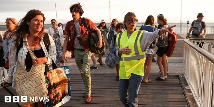 France orders evacuation of Cap Ferret peninsula as hundreds flee wildfires France orders evacuation of Cap Ferret peninsula as hundreds flee wildfires