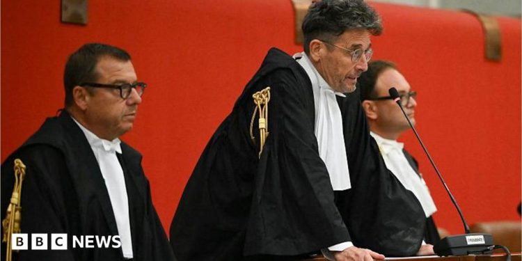 Funcionarios italianos impusieron penas de cárcel por el desastre del puente de Génova que mató a 43 personas Funcionarios italianos impusieron penas de cárcel por el desastre del puente de Génova que mató a 43 personas