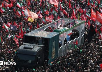Grandes multitudes llenan las calles de Teherán para el cortejo fúnebre de Jamenei