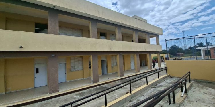 Liceo de Guayajayuco en Elías Piña abrirá en agosto, tras 12 años de espera que nadie en el Estado ha explicado Infraestructura Escolar da toques finales a construcción de nuevo Liceo en Guayajayuco, Elías Piña para incorporarlo al nuevo año escolar