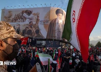 Irán amenaza con bloquear más rutas comerciales mientras Estados Unidos lanza nuevos ataques