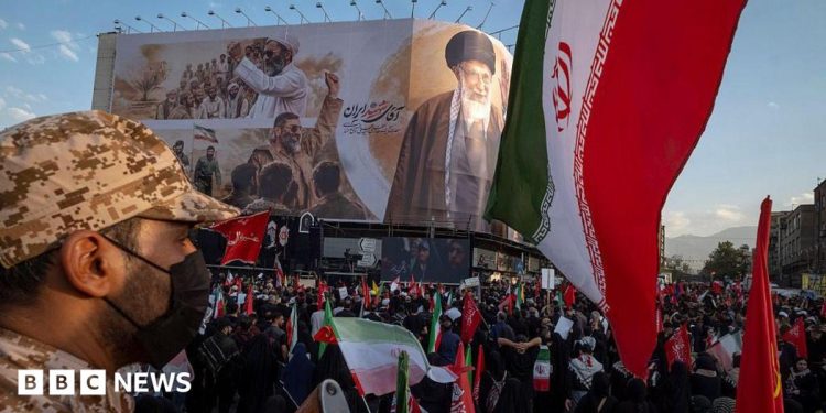 Irán amenaza con bloquear más rutas comerciales mientras Estados Unidos lanza nuevos ataques