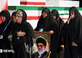 Irán inicia duelo público por el ayatolá asesinado en febrero