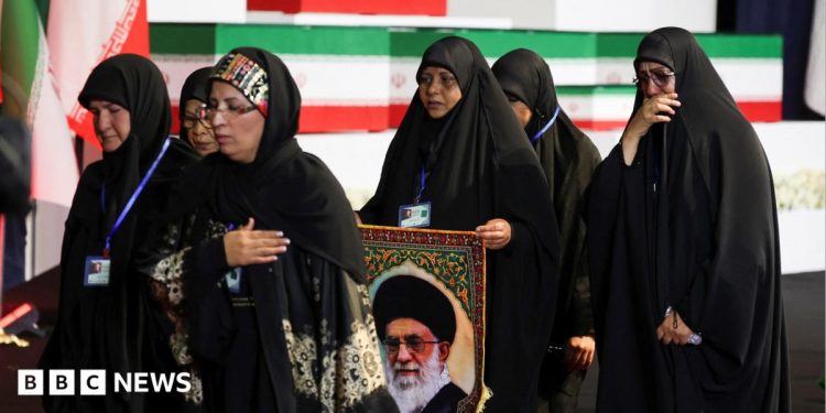 Irán inicia duelo público por el ayatolá asesinado en febrero