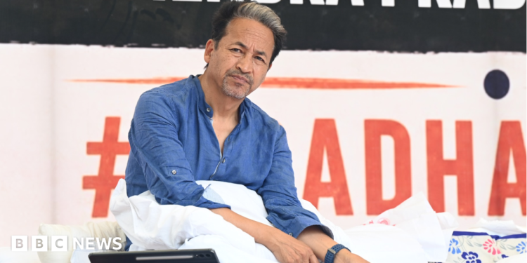 Jantar Mantar, CJP, Wangchuk: Activista indio en huelga de hambre durante 26 días pierde 11 kg y dice que "sigue vivo"