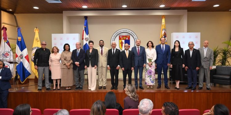 Juristas debaten el rol del Tribunal Constitucional en la protección de la Constitución económica Juristas debaten el rol del Tribunal Constitucional en la protección de la Constitución económica