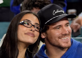 Justin Herbert se compromete con la cantante Madison Beer